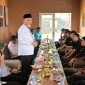 Gubernur Sumbar berdialog bersama aktivis di Sreca Coffee Eatery, Padang, Jumat (12/6/2026).