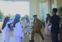 Bupati Pasaman Barat, Yulianto, melepas 23 atlet Perguruan Silat Tenaga Dasar (PSTD) Indonesia Kabupaten Pasaman Barat untuk mengikuti Kejuaraan Nasional (Kejurnas) Pencak Silat Rektor Universitas Negeri Padang (UNP) Championship 2026.