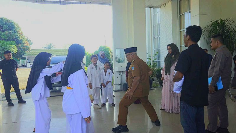 Bupati Pasaman Barat, Yulianto, melepas 23 atlet Perguruan Silat Tenaga Dasar (PSTD) Indonesia Kabupaten Pasaman Barat untuk mengikuti Kejuaraan Nasional (Kejurnas) Pencak Silat Rektor Universitas Negeri Padang (UNP) Championship 2026.