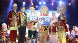Shafira Zelka Rahmadhani dan Syatir Khairan Diandra resmi dinobatkan sebagai Cik Uniang dan Cik Ajo Kota Pariaman 2026.
