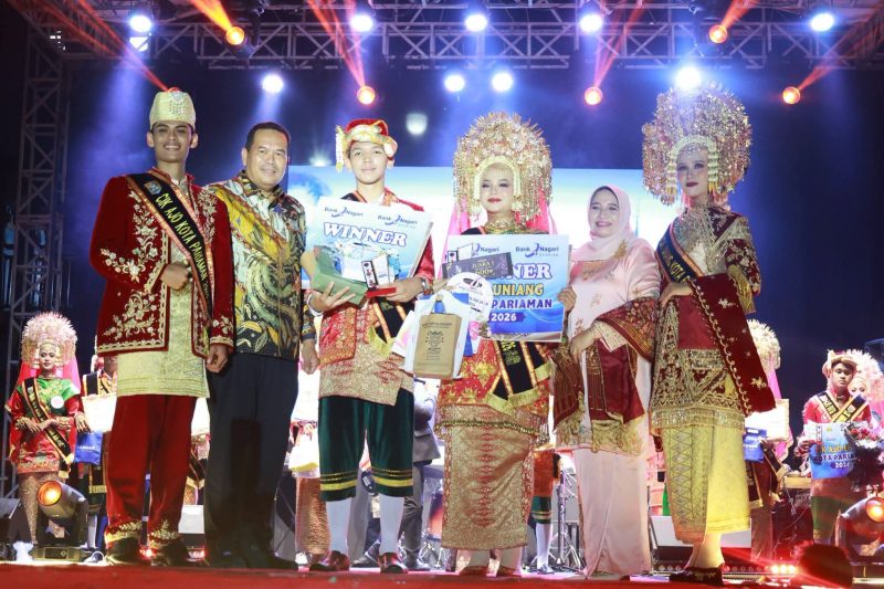 Shafira Zelka Rahmadhani dan Syatir Khairan Diandra resmi dinobatkan sebagai Cik Uniang dan Cik Ajo Kota Pariaman 2026.