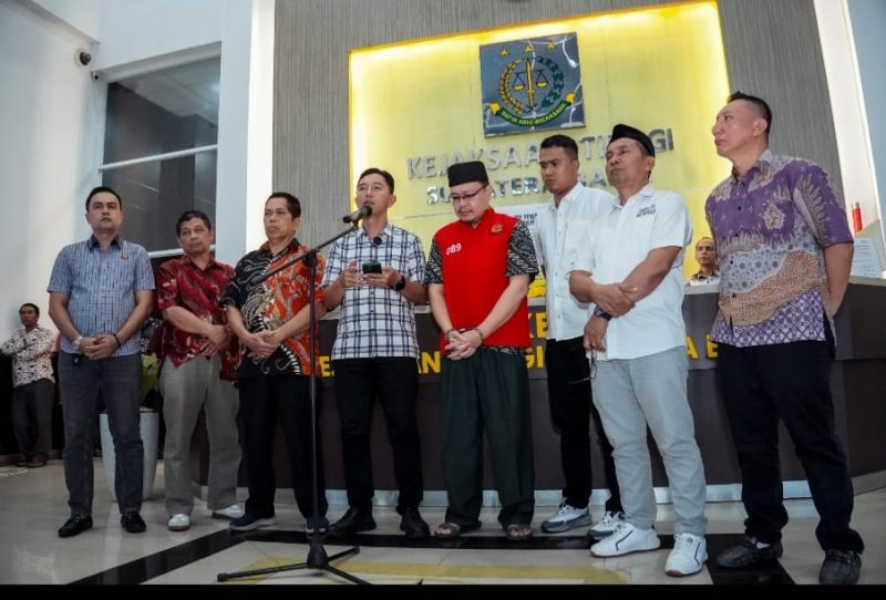 Setelah hampir empat tahun masuk dalam Daftar Pencarian Orang (DPO), terpidana kasus pemalsuan surat, Alber Dianto, S.H., M.Kn, akhirnya ditangkap Tim Tangkap Buron (Tabur) Kejaksaan Tinggi Sumatera Barat bersama Kejaksaan Negeri Padang, Jumat (5/6/2026).