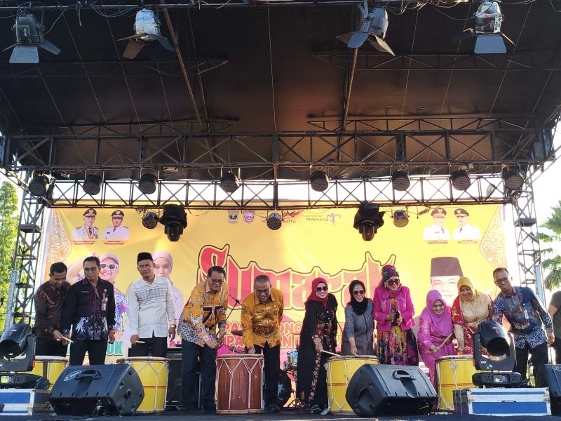 Semangat kebangkitan ekonomi kreatif dan UMKM mewarnai pembukaan Sumarak Pasa Ekonomi Kreatif (Ekraf) Kabupaten Pasaman Barat 2026 di halaman Kantor Bupati Pasaman Barat, Jumat (5/6/2026).