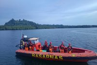 Sebuah long boat nelayan terbalik setelah dihantam ombak di perairan Sagulubbek, Kecamatan Siberut Barat Daya, Kabupaten Kepulauan Mentawai, Senin (8/6/2026) sore. Akibat kejadian tersebut, satu orang dilaporkan hilang dan masih dalam pencarian tim SAR gabungan.