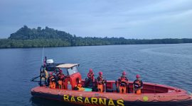 Sebuah long boat nelayan terbalik setelah dihantam ombak di perairan Sagulubbek, Kecamatan Siberut Barat Daya, Kabupaten Kepulauan Mentawai, Senin (8/6/2026) sore. Akibat kejadian tersebut, satu orang dilaporkan hilang dan masih dalam pencarian tim SAR gabungan.