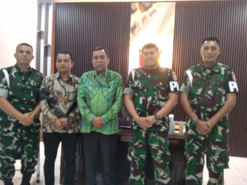 Danpomdam XX Tuanku Imam Bonjol terima Sertifikat dari Badan pertanahan Sijunjung (BPN) yang diperuntukkan bagi Kantor Subdenpom Sijunjung. Penyerahan sertifikat tersebut dilaksanakan di Markas Polisi Militer Kodam (Mapomdam) XX/Tuanku Imam Bonjol, jumat (12/6/2026) sebagai bagian dari upaya memperkuat legalitas aset negara di bidang pertahanan dan keamanan.