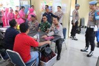 Suasana haru dan semangat kebersamaan mewarnai kegiatan bakti kesehatan yang digelar Polres Pasaman Barat dalam rangka Hari Bhayangkara ke-80, Kamis (18/6/2026).
