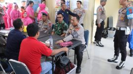 Suasana haru dan semangat kebersamaan mewarnai kegiatan bakti kesehatan yang digelar Polres Pasaman Barat dalam rangka Hari Bhayangkara ke-80, Kamis (18/6/2026).