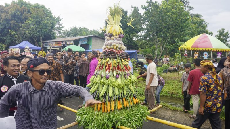 Masyarakat Kampung II Tanjung Sari Mahakarya, Kecamatan Luhak Nan Duo, yang secara konsisten melestarikan tradisi Bersih Desa sebagai bagian dari Tanjung Sari Culture Festival bertema