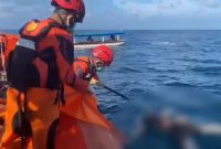 Setelah enam hari melaksanakan operasi pencarian secara intensif, Tim SAR Gabungan akhirnya berhasil menemukan korban atas nama Arabian (50) pada Jumat (26/6/2026) pukul 16.00 WIB dalam kondisi meninggal dunia.