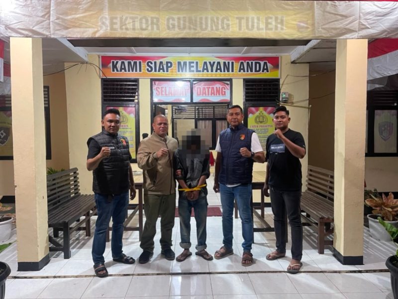 Tim Unit Reaksi Cepat (URC) Reskrim Polsek Gunung Tuleh, Polres Pasaman Barat, berhasil mengungkap tindak pidana pencurian dengan pemberatan (Curat) dan menangkap seorang terduga pelaku berinisial AF (29), Kamis (25/6/2026) pada pukul 02.30 Wib.