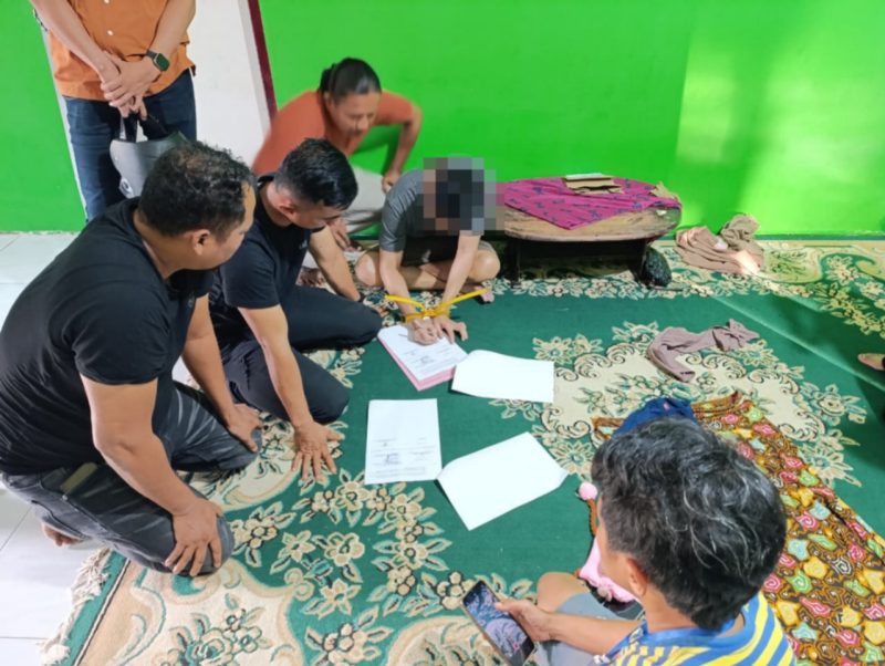 Tim Unit Reaksi Cepat (URC) Satuan Reserse Kriminal (Satreskrim) Polres Pasaman Barat berhasil menangkap seorang pria yang diduga sebagai pelaku tindak pidana pencurian sepeda motor disertai kekerasan terhadap korban Alfino Fajri. Pelaku berinisial RF (30) ditangkap di rumahnya yang berada di Jorong Padang Tujuh, Nagari Aur Kuning, Kecamatan Pasaman, Kabupaten Pasaman Barat, Kamis (25/6/2026) sekitar pukul 17.40 WIB.