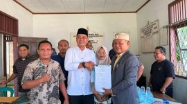 Wisnu Utama resmi menyerahkan berkas pencalonan walingari Opir kepada Panitia Pemilihan Walinagari, Jumat (17/7/2026).