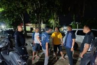 Tim Unit Reaksi Cepat (URC) Satreskrim Polres Pasaman Barat berhasil mengamankan tiga pelaku yang diduga terlibat dalam kasus pengeroyokan yang mengakibatkan korban mengalami luka berat. Ketiganya ditangkap setelah polisi melakukan penyelidikan intensif menyusul beredarnya video pengeroyokan yang viral di media sosial.
