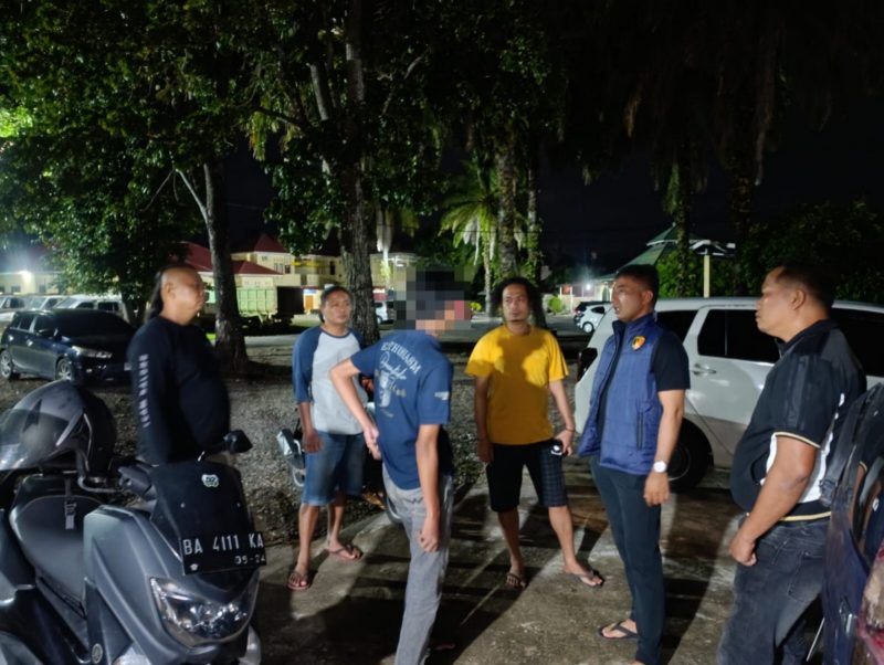 Tim Unit Reaksi Cepat (URC) Satreskrim Polres Pasaman Barat berhasil mengamankan tiga pelaku yang diduga terlibat dalam kasus pengeroyokan yang mengakibatkan korban mengalami luka berat. Ketiganya ditangkap setelah polisi melakukan penyelidikan intensif menyusul beredarnya video pengeroyokan yang viral di media sosial.