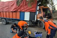 Sebuah truk bermuatan karet mengalami kecelakaan tunggal setelah kehilangan kendali di wilayah Pasaman Barat, Sumatera Barat, Rabu (8/7/2026) pagi.
