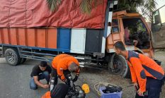Tim SAR Evakuasi Dua Korban Kecelakaan Truk Bermuatan Karet di Pasaman Barat