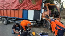 Sebuah truk bermuatan karet mengalami kecelakaan tunggal setelah kehilangan kendali di wilayah Pasaman Barat, Sumatera Barat, Rabu (8/7/2026) pagi.