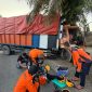 Sebuah truk bermuatan karet mengalami kecelakaan tunggal setelah kehilangan kendali di wilayah Pasaman Barat, Sumatera Barat, Rabu (8/7/2026) pagi.