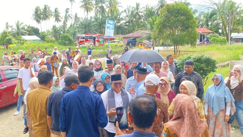 Radi Ismail, SE.S.Pd.Gr resmi Hantarkan Berkas Pencalonan ke Sekretariat Panitia Pemilihan Wali Nagari (PPWN) Nagari Padang Harapan, Kecamatan Sasak.