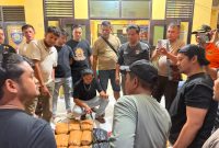 Tim gabungan dari Direktorat Reserse Narkoba (Ditresnarkoba) Polda Sumatera Barat dan Polsek Ranah Batahan Resor Pasaman Barat meringkus seorang pria berinisial JA (46), yang diduga membawa puluhan paket narkotika golongan I jenis ganja kering.