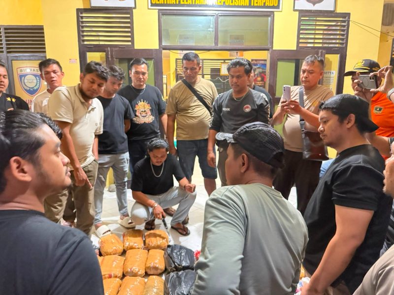 Tim gabungan dari Direktorat Reserse Narkoba (Ditresnarkoba) Polda Sumatera Barat dan Polsek Ranah Batahan Resor Pasaman Barat meringkus seorang pria berinisial JA (46), yang diduga membawa puluhan paket narkotika golongan I jenis ganja kering.