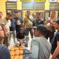Tim gabungan dari Direktorat Reserse Narkoba (Ditresnarkoba) Polda Sumatera Barat dan Polsek Ranah Batahan Resor Pasaman Barat meringkus seorang pria berinisial JA (46), yang diduga membawa puluhan paket narkotika golongan I jenis ganja kering.