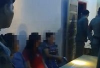 Satuan Polisi Pamong Praja (Satpol PP) dan Pemadam Kebakaran Kabupaten Pasaman Barat mengamankan lima perempuan dalam operasi penertiban di sebuah kafe di Kapuduang, Nagari Bandua Balai, Kecamatan Kinali, Kamis (2/7/2026) dini hari sekitar pukul 00.25 WIB.