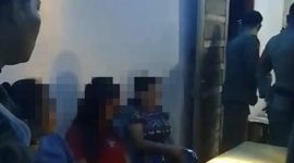 Satuan Polisi Pamong Praja (Satpol PP) dan Pemadam Kebakaran Kabupaten Pasaman Barat mengamankan lima perempuan dalam operasi penertiban di sebuah kafe di Kapuduang, Nagari Bandua Balai, Kecamatan Kinali, Kamis (2/7/2026) dini hari sekitar pukul 00.25 WIB.