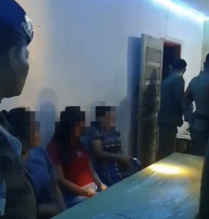 Satuan Polisi Pamong Praja (Satpol PP) dan Pemadam Kebakaran Kabupaten Pasaman Barat mengamankan lima perempuan dalam operasi penertiban di sebuah kafe di Kapuduang, Nagari Bandua Balai, Kecamatan Kinali, Kamis (2/7/2026) dini hari sekitar pukul 00.25 WIB.