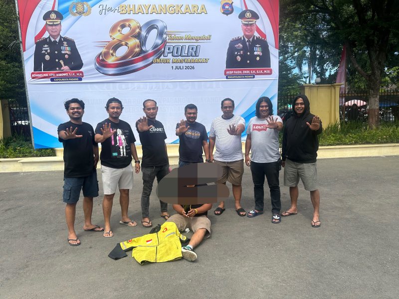 Tim Klewang Satreskrim Polresta Padang berhasil meringkus seorang pria paruh baya pelaku pencurian dengan modus berpura-pura menjadi pembeli.