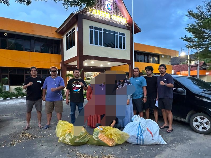 Satuan Reserse Kriminal (Satreskrim) Polresta Padang mengamankan tiga orang pelaku pencurian lintas provinsi yang beraksi di sejumlah toko di Kota Padang.