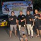 Tim Klewang Satuan Reserse Kriminal (Satreskrim) Polresta Padang menangkap seorang pria berinisial T (46) karena diduga terlibat dalam tindak pidana pencurian dengan modus menuduh korban berbuat senonoh di dalam mobil.
