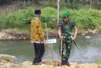 Memperingati HUT ke-1 Kodam XX/Tuanku Imam Bonjol sekaligus menyemarakkan HUT ke-81 Kemerdekaan RI, Kodim 0305/Pasaman menggelar aksi penanaman bibit bambu dan tanaman produktif di bantaran Sungai Pasanggiang, Nagari Talu, Kecamatan Talamau, Pasaman Barat, Rabu (12/8/2026).