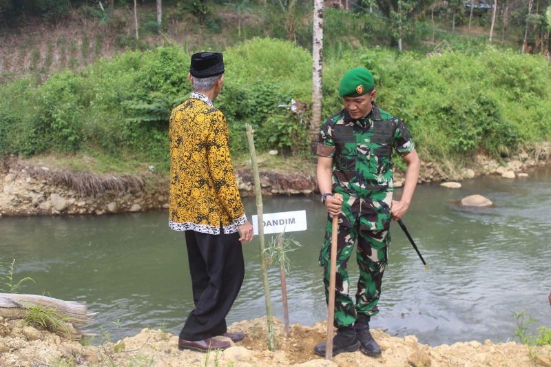 Memperingati HUT ke-1 Kodam XX/Tuanku Imam Bonjol sekaligus menyemarakkan HUT ke-81 Kemerdekaan RI, Kodim 0305/Pasaman menggelar aksi penanaman bibit bambu dan tanaman produktif di bantaran Sungai Pasanggiang, Nagari Talu, Kecamatan Talamau, Pasaman Barat, Rabu (12/8/2026).