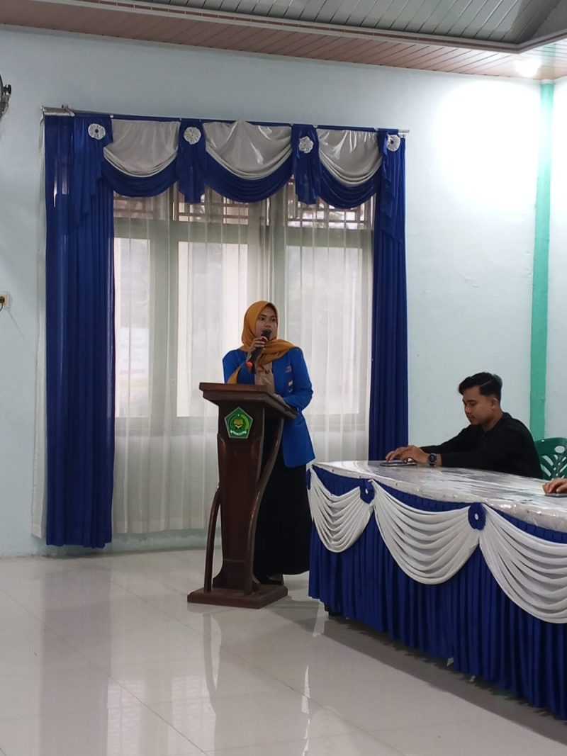 Ketua KOPRI PC PMII Pasaman Barat, Sahabati Imelia Siska Putri, dalam sambutannya di hadapan 30 kader.