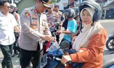 Meriahkan HUT RI Ke-81, Polres Pasaman Barat Bagikan Ribuan Bendera Merah Putih Ke Masyarakat