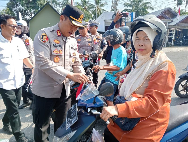 Semarak menjelang Hari Ulang Tahun (HUT) Ke-81 Republik Indonesia tahun 2026, Polres Pasaman Barat, Sumatera Barat (Sumbar), membagikan ribuan bendera merah putih ke masyarakat.