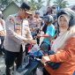 Semarak menjelang Hari Ulang Tahun (HUT) Ke-81 Republik Indonesia tahun 2026, Polres Pasaman Barat, Sumatera Barat (Sumbar), membagikan ribuan bendera merah putih ke masyarakat.