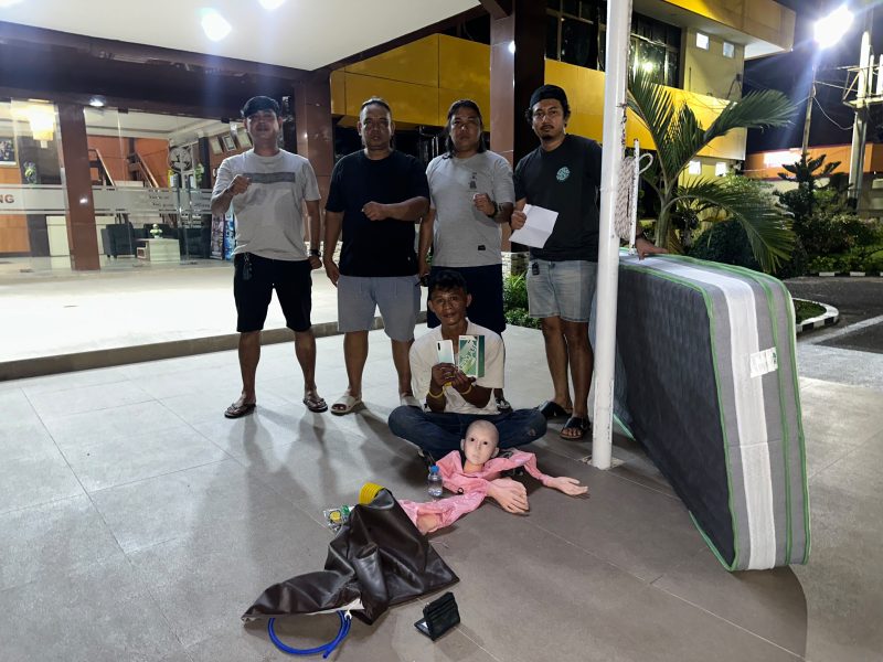 Tim Klewang Satuan Reserse Kriminal (Sat Reskrim) Polresta Padang berhasil meringkus seorang pria berinisial MA (27), residivis kasus pencurian yang kembali beraksi. Tersangka ditangkap karena terlibat dalam pencurian satu unit telepon genggam di ruang tunggu ICU Rumah Sakit Islam (RSI) Ibnu Sina, Padang.