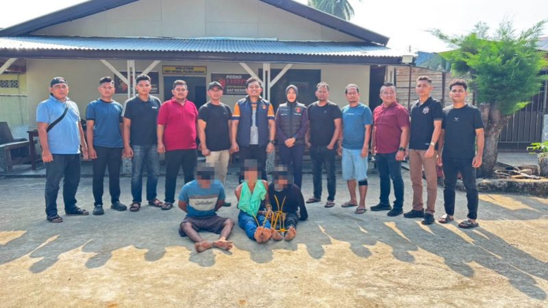 Satuan Reserse Kriminal Polres Pasaman Barat melalui Tim Opsnal yang backup oleh Unit Reskrim Polsek Sungai Beremas, berhasil menangkap empat orang terduga pelaku pemerkosaan secara bersama-sama.