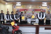 Polres Pasaman Barat menetapkan seorang lelaki berinisial AS (49) sebagai tersangka dalam kasus tindak pidana kekerasan dalam rumah tangga (KDRT) terhadap korban Erlina (istrinya).