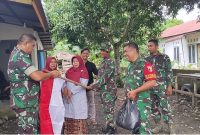 Koramil 02 Simpang Empat Kodim 0305 Pasaman berkolaborasi dengan insan pers membagikan ratusan bendera Merah Putih kepada masyarakat di Jorong Kampung Cubadak, Nagari Lingkuang Aua Timur, Kecamatan Pasaman, Kabupaten Pasaman Barat, Kamis (13/8/2026) siang.