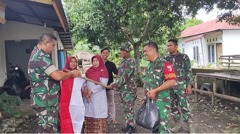 Koramil 02 Simpang Empat Kodim 0305 Pasaman berkolaborasi dengan insan pers membagikan ratusan bendera Merah Putih kepada masyarakat di Jorong Kampung Cubadak, Nagari Lingkuang Aua Timur, Kecamatan Pasaman, Kabupaten Pasaman Barat, Kamis (13/8/2026) siang.
