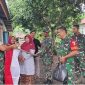 Koramil 02 Simpang Empat Kodim 0305 Pasaman berkolaborasi dengan insan pers membagikan ratusan bendera Merah Putih kepada masyarakat di Jorong Kampung Cubadak, Nagari Lingkuang Aua Timur, Kecamatan Pasaman, Kabupaten Pasaman Barat, Kamis (13/8/2026) siang.