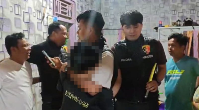 Tim Unit Reaksi Cepat (URC) Satuan Reserse Kriminal (Satreskrim) Polres Pasaman Barat bergerak cepat mengamankan seorang remaja berinisial AD (18) yang nekat mengamuk menggunakan senjata tajam jenis pisau.