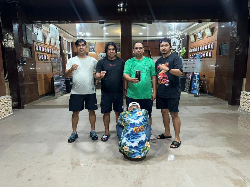 Seorang pemuda berinisial VR (22) yang bekerja sebagai sopir tak berkutik saat diringkus Tim Klewang Satuan Reserse Kriminal (Satreskrim) Polresta Padang di kediamannya, kawasan Lubuk Begalung, Kota Padang.