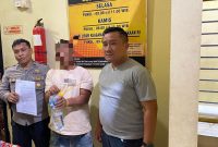 Seorang pria berinisial OP (41) dibekuk tim Unit Reaksi Cepat (URC) Satuan Reserse Kriminal (Satreskrim) Polres Pasaman Barat, diduga melakukan aksi pembobolan rumah warga.