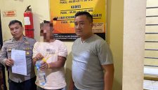 Seorang pria berinisial OP (41) dibekuk tim Unit Reaksi Cepat (URC) Satuan Reserse Kriminal (Satreskrim) Polres Pasaman Barat, diduga melakukan aksi pembobolan rumah warga.