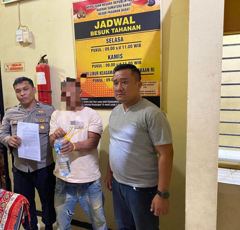 Seorang pria berinisial OP (41) dibekuk tim Unit Reaksi Cepat (URC) Satuan Reserse Kriminal (Satreskrim) Polres Pasaman Barat, diduga melakukan aksi pembobolan rumah warga.